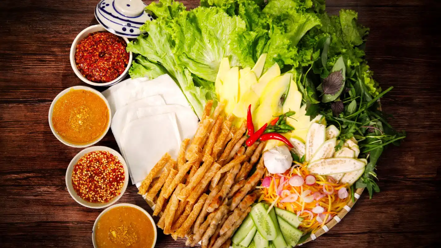 Du lịch Việt Nam thưởng thức món nem nướng Ninh Hòa