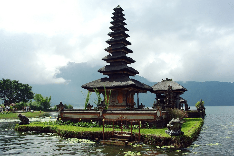 Pura Ulun Danu Bratan đẹp tựa tranh vẽ