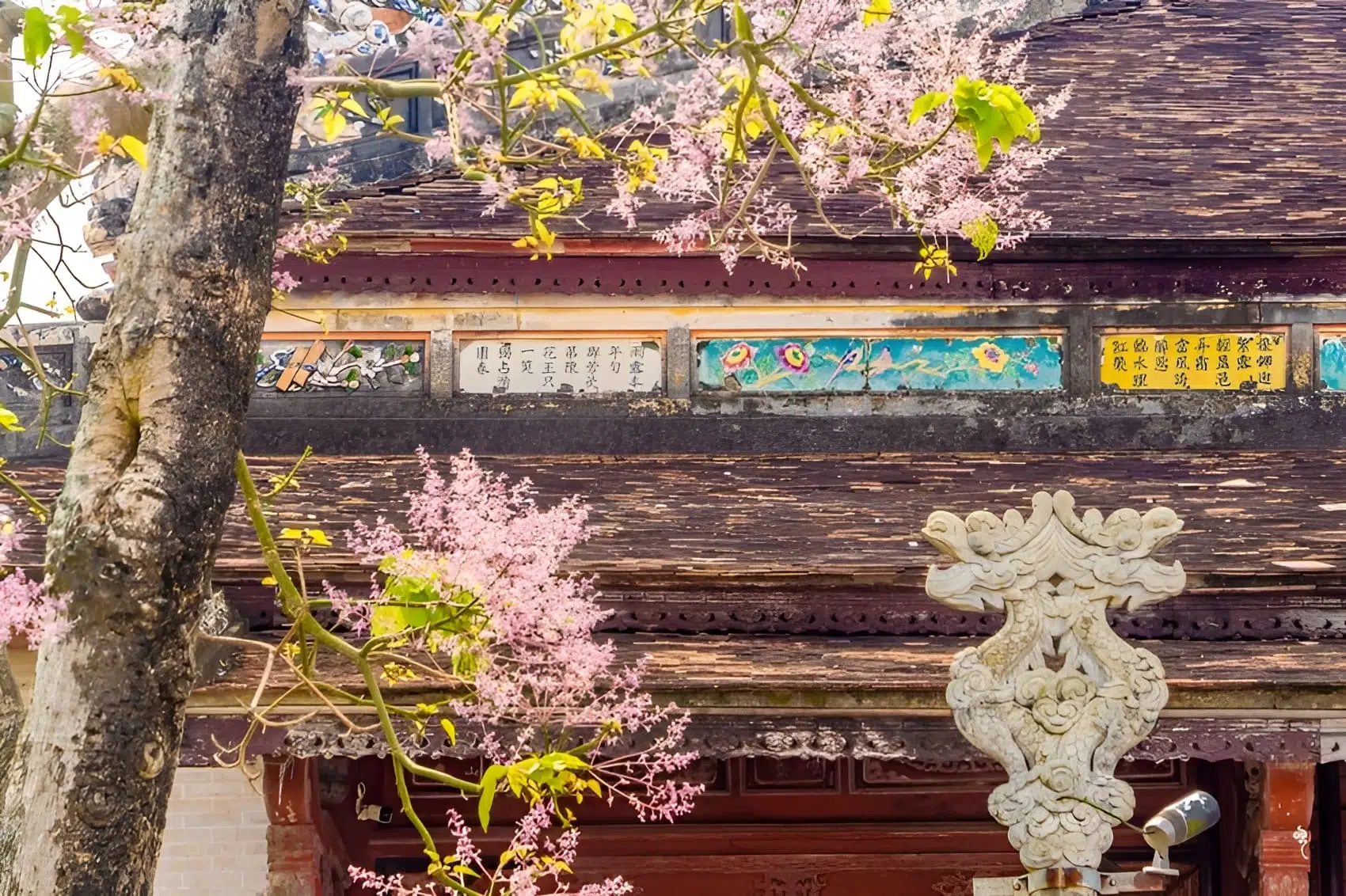 Thơ văn trên kiến trúc cung đình Huế