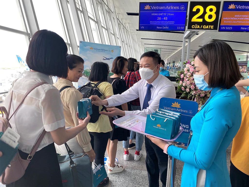 3 Hành Khách Chuyến Bay VN5025 Dược Chào Dón Dặc Biệt Khi Lên Tàu 1024x768