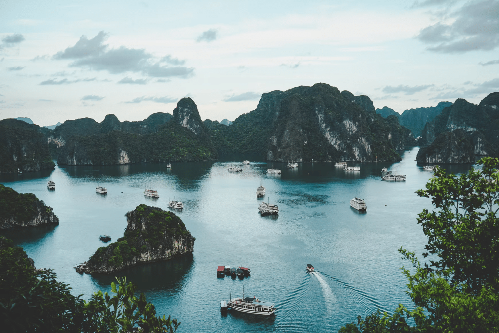 Vịnh Hạ Long - món quà của thiên nhiên và niềm tự hào của dân tộc Việt Nam