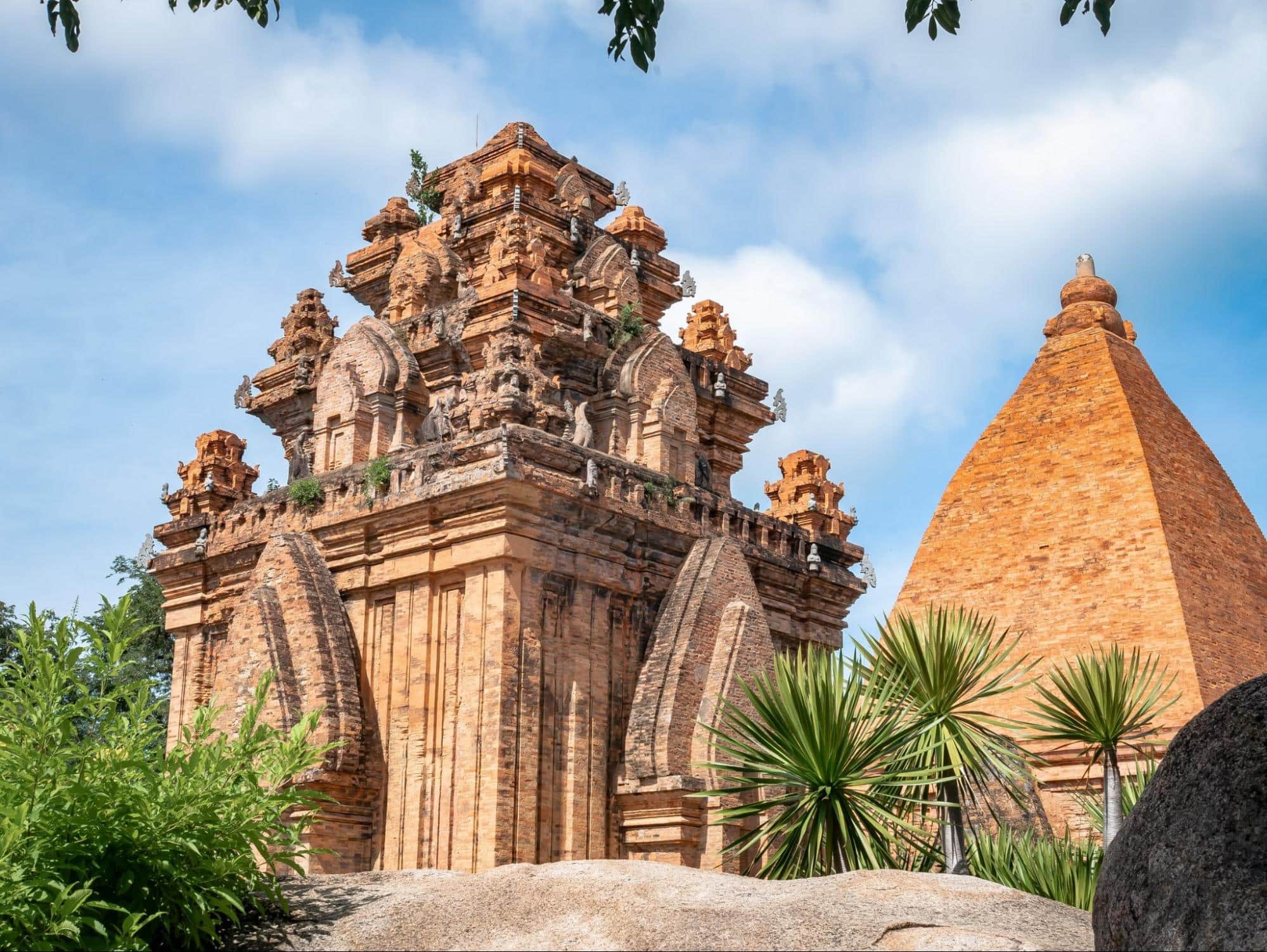 Tháp Bà Ponagar là nơi thể hiện rõ nét nền văn minh Chăm-pa