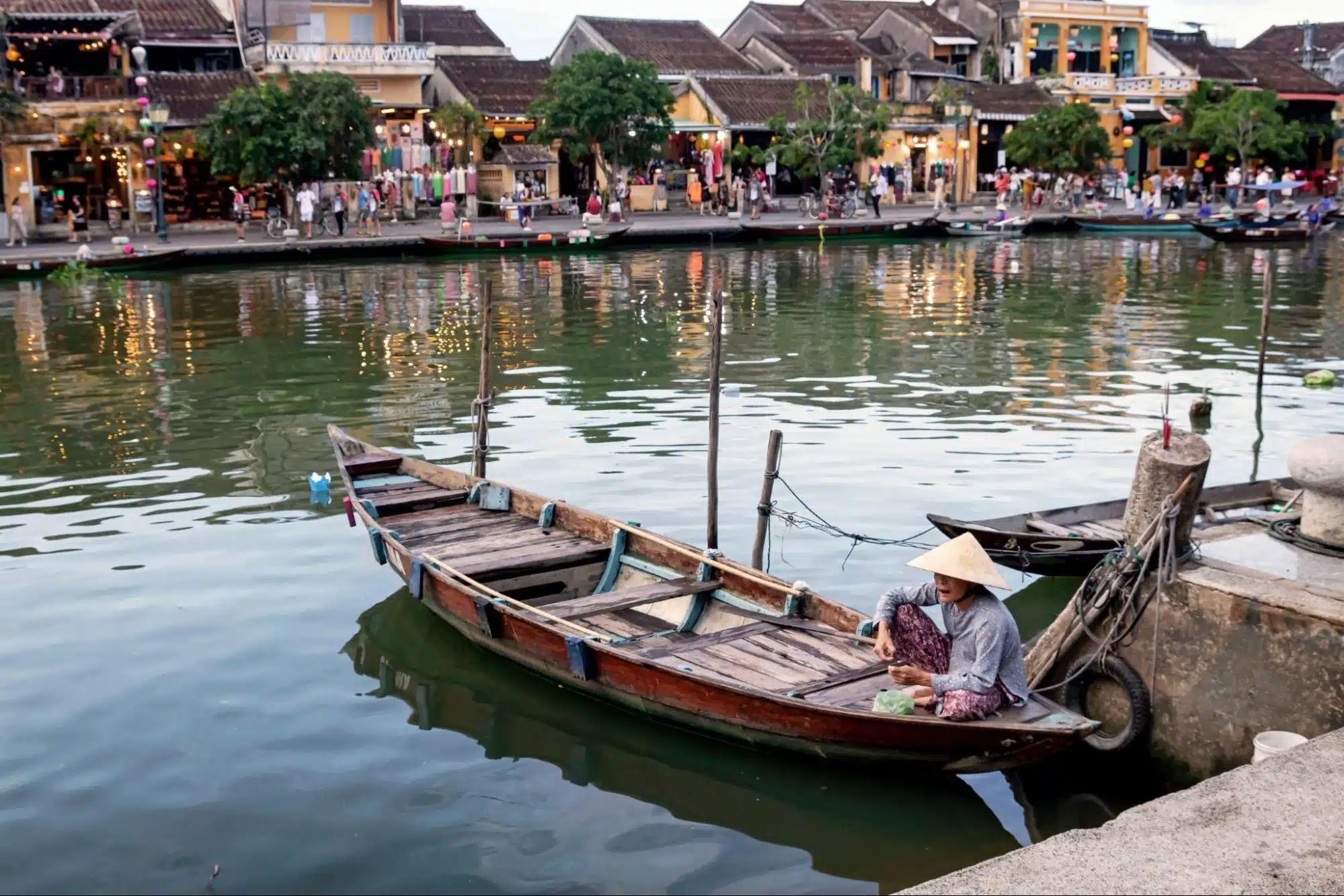 Chiếc thuyền neo đậu bên bờ sông Hoài chở khách ngắm nhìn thành phố nhuốm màu xưa cổ