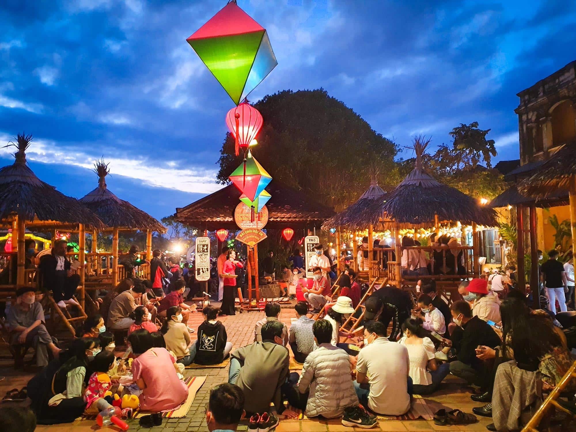Chơi bài chòi, nghe diễn xướng