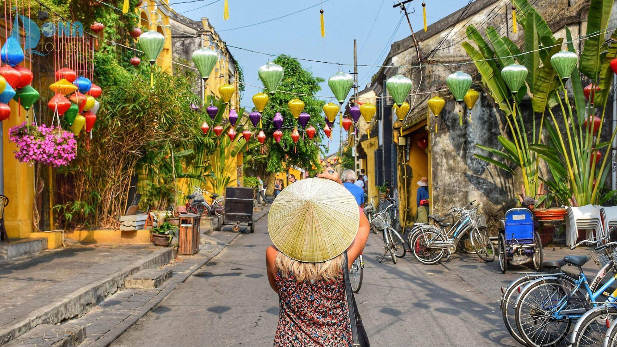 Những mảng tường vàng đã nhuốm màu rêu phong