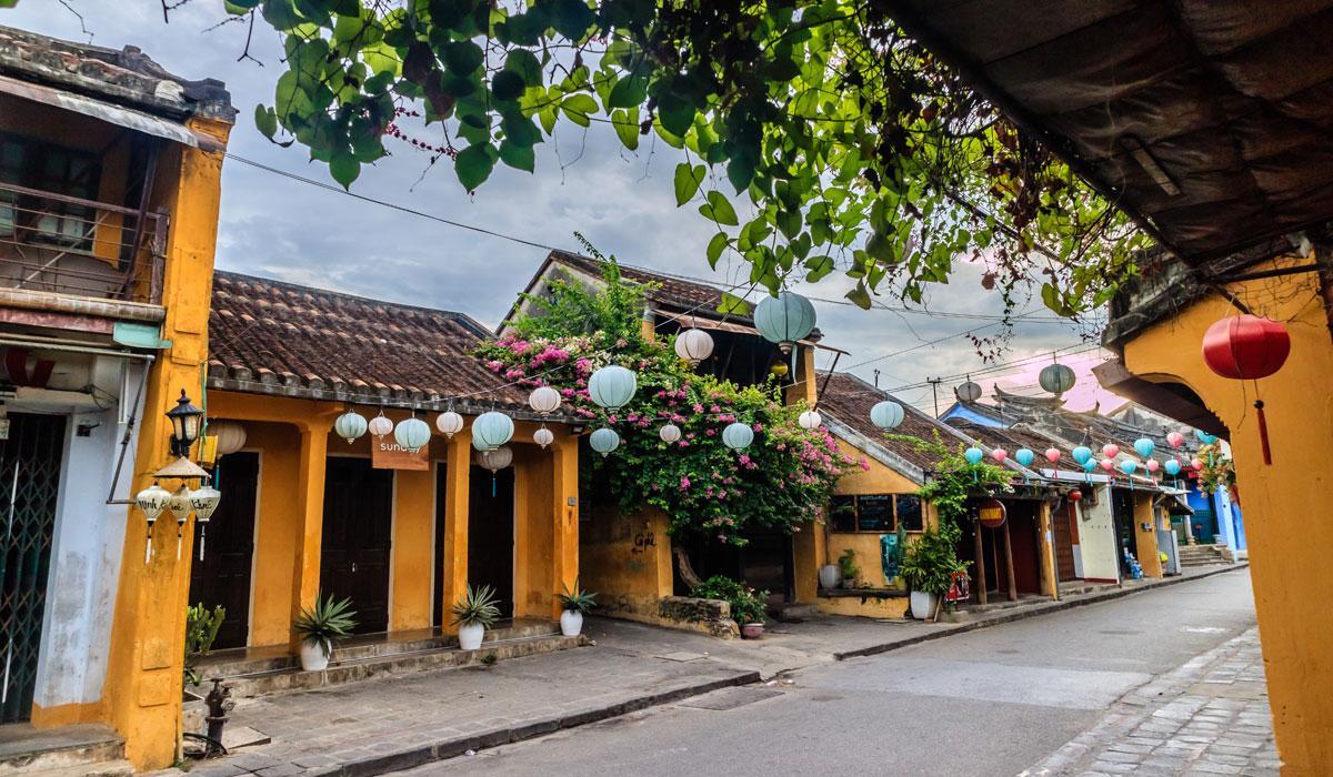 Phố xá Hội An yên bình lúc sáng sớm