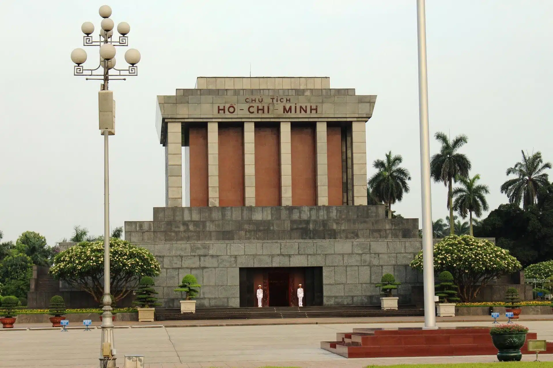 Lăng Chủ tịch Hồ Chí Minh nghiêm trang và luôn có người trông coi giấc ngủ của Bác