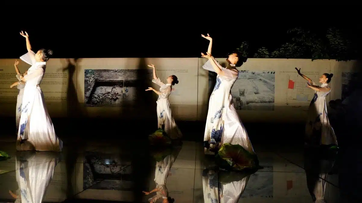 Một hoạt động ca múa nằm trong tour “Giải mã Hoàng thành Thăng Long”
