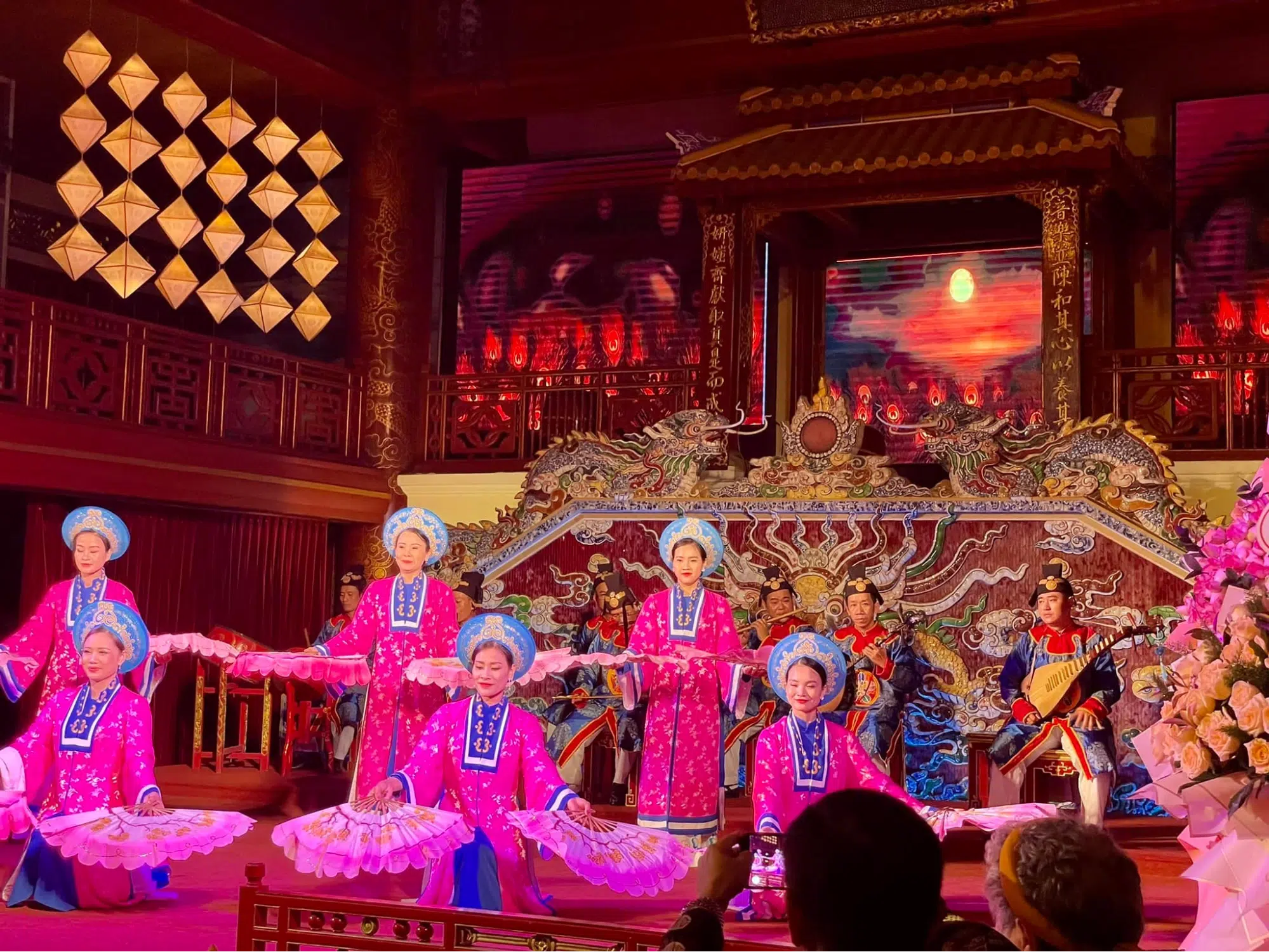 Nhà hát Duyệt Thị Đường là nơi không thể bỏ lỡ khi bạn muốn thưởng thức Nhã nhạc tại Huế