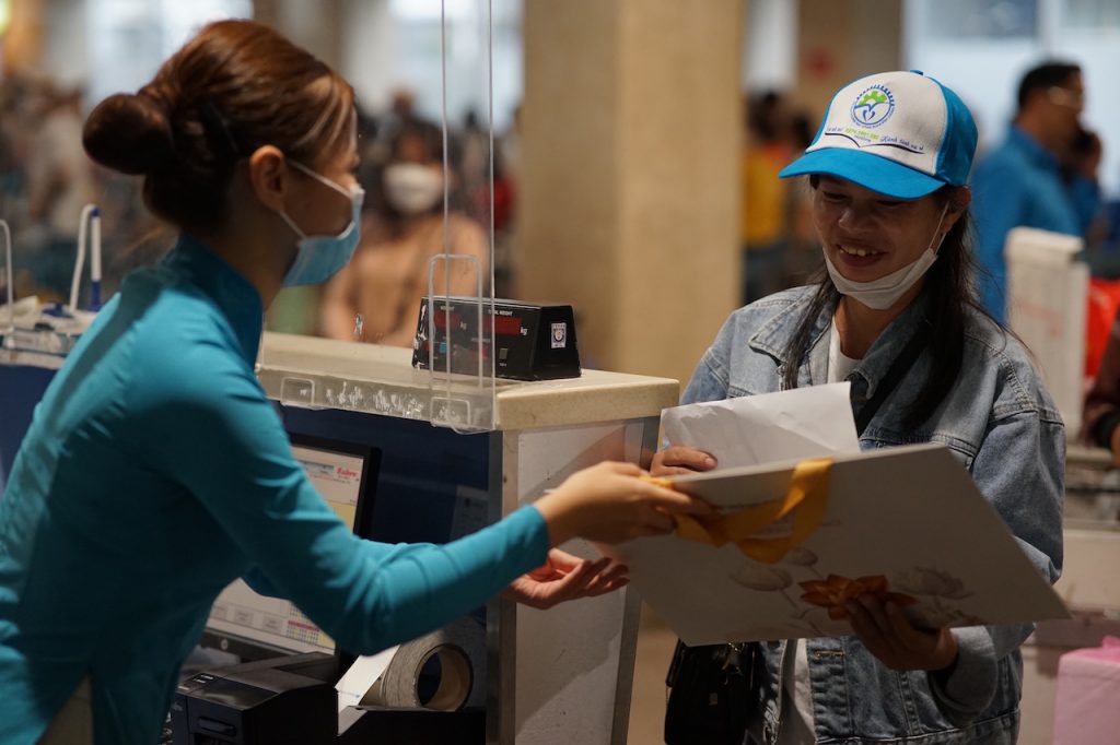 2 Vietnam Airlines Gửi Tặng Người Lao Dộng Bộ Lịch Và Phong Bao Lì Xì 1024x682