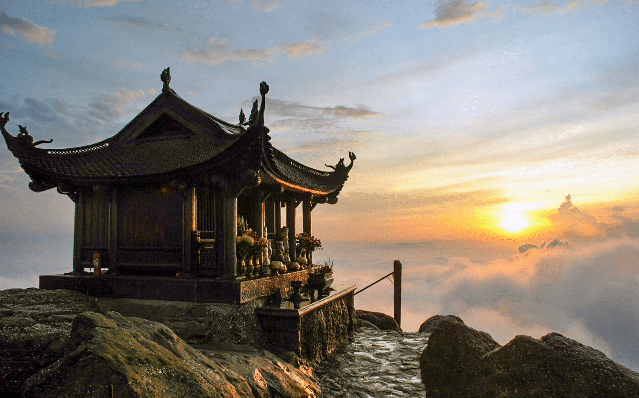 Ngôi chùa trên đỉnh núi Yên Tử, hướng ra vùng trời mênh mông