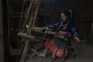 2. Độc đáo trong trang phục người H’Mông Quản Bạ – Nguyễn Văn Giới