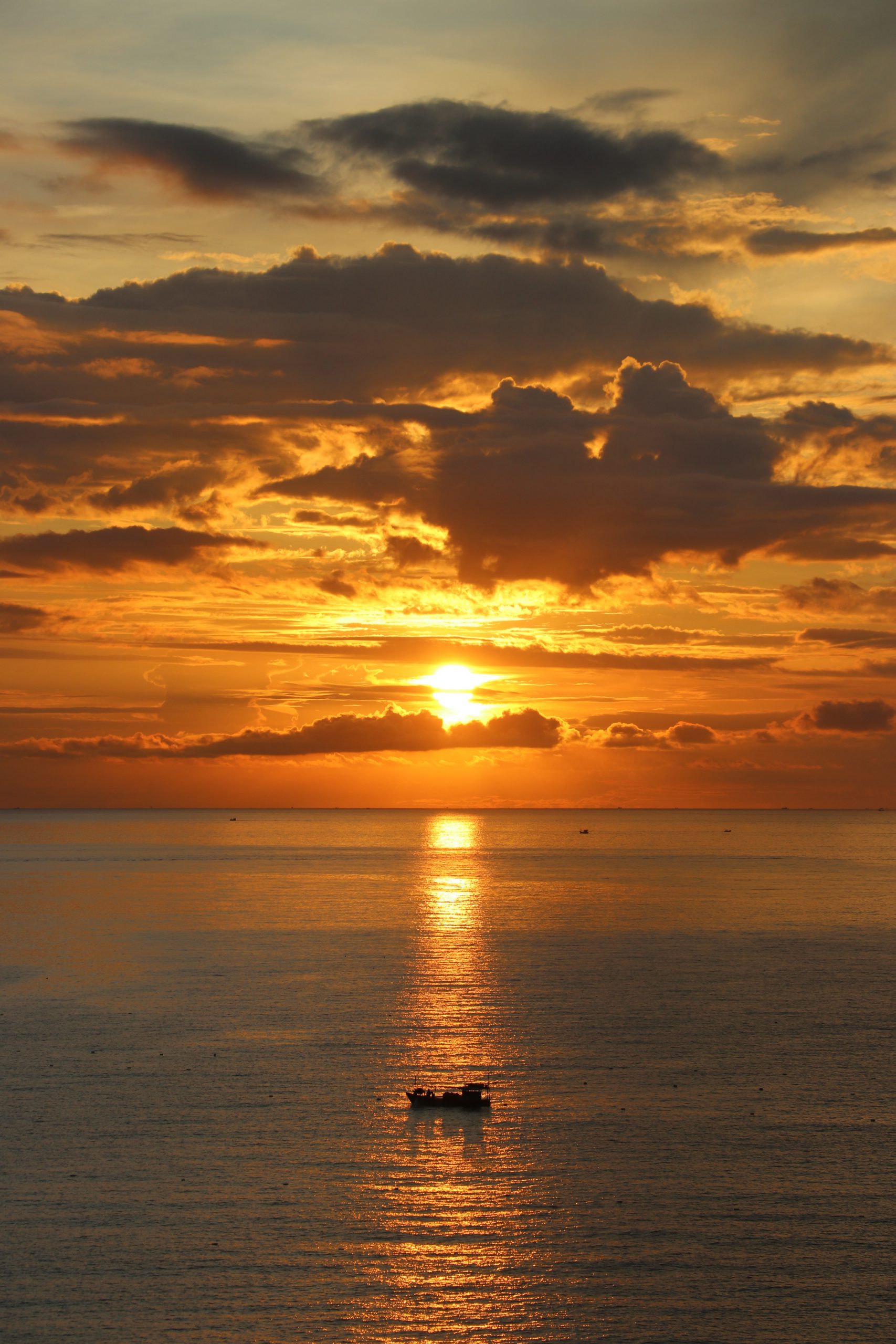 25.Ló rạng bên vịnh Cam Ranh – Nguyễn Thuỳ Chi