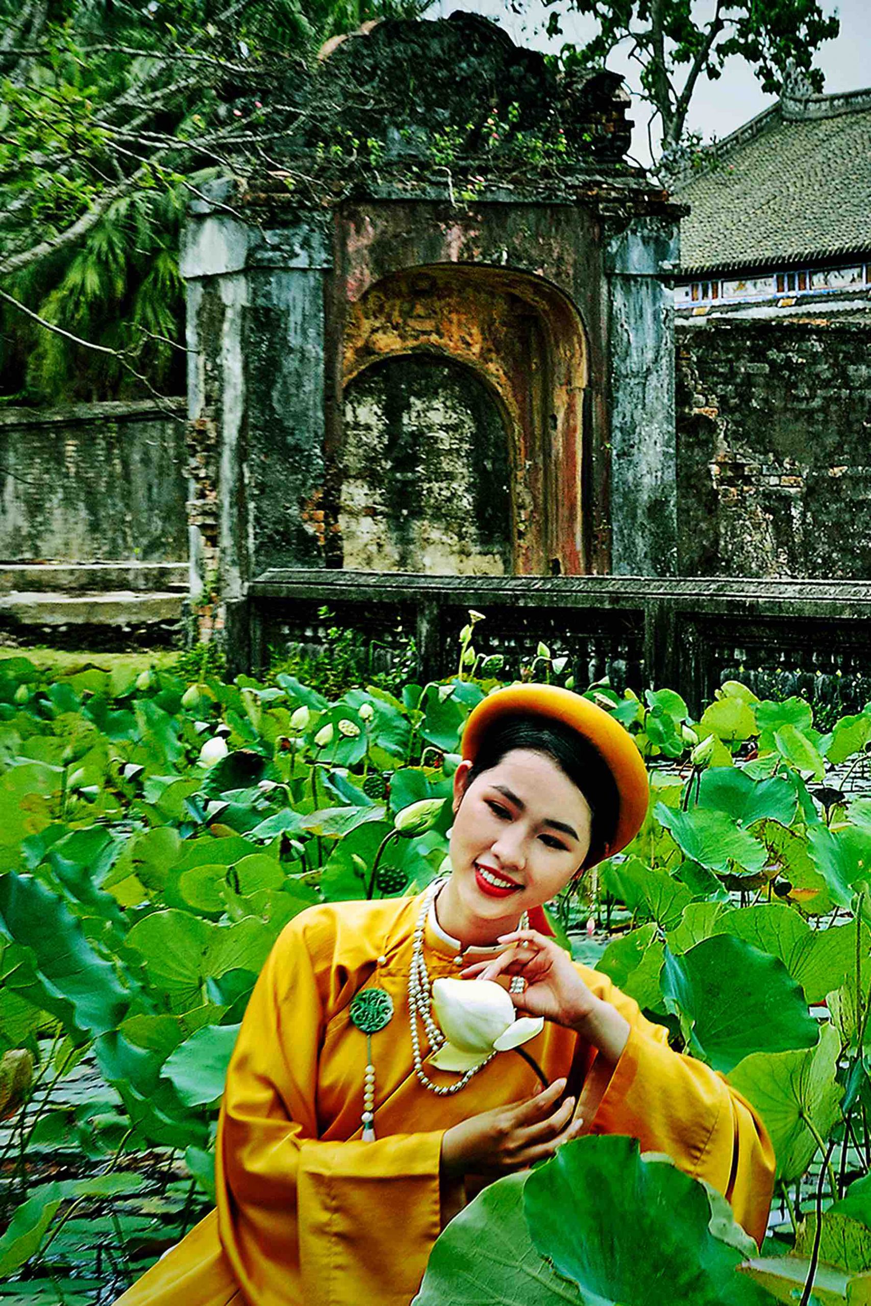 52.Duyên dáng bên hồ sen – Huỳnh Mỹ Thuận