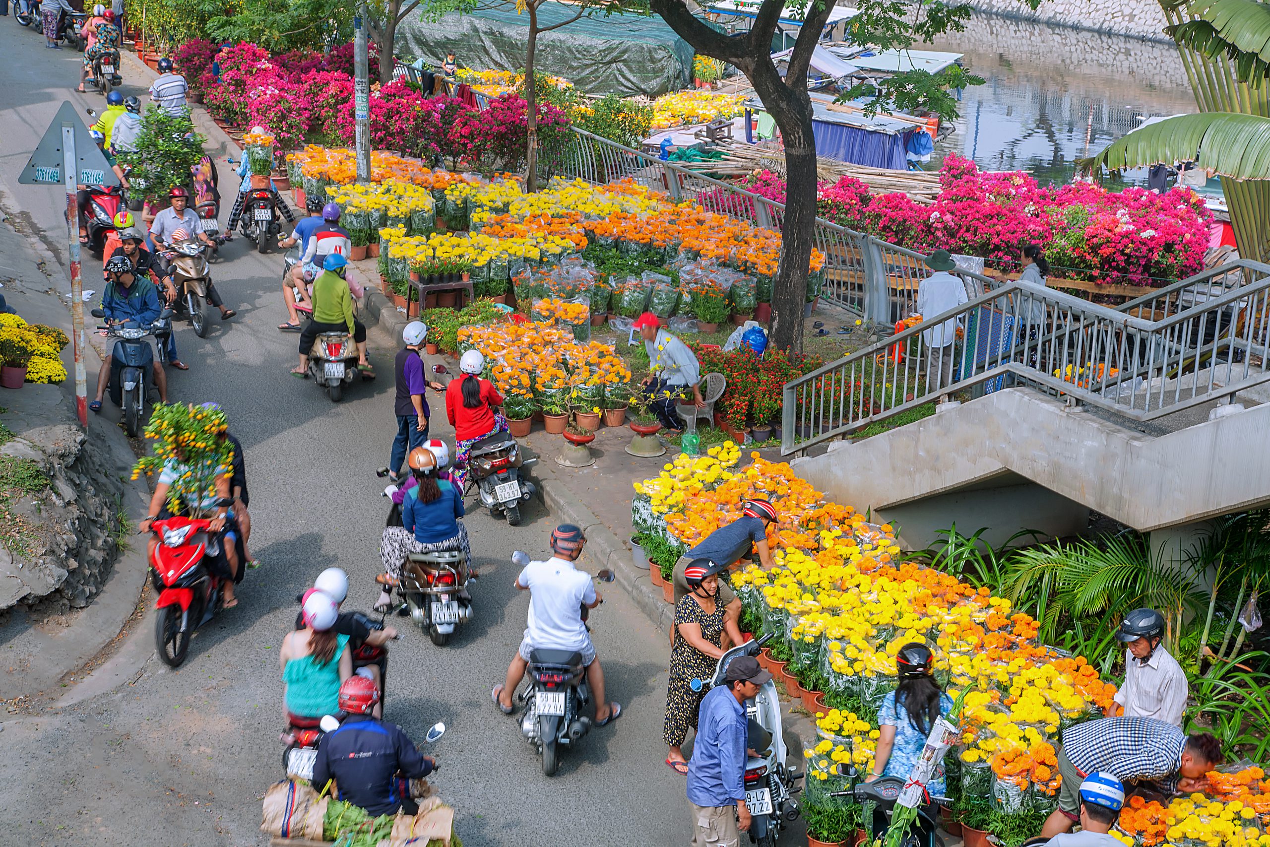 32.Chợ hoa xuân trên bến dưới thuyền – Nguyễn Mạnh Cường