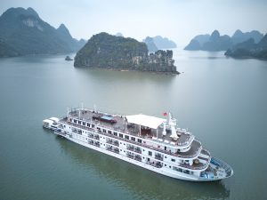 The extravagant oasis floating in the heart of the Poetic bay