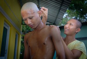 76.Lễ xuống tóc – bước vào đường tu – Huỳnh Trịnh Viễn Phương