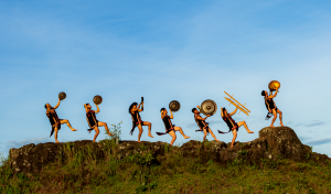 53.Múa cồng chiêng Tây Nguyên – Nguyễn Hùng Quân