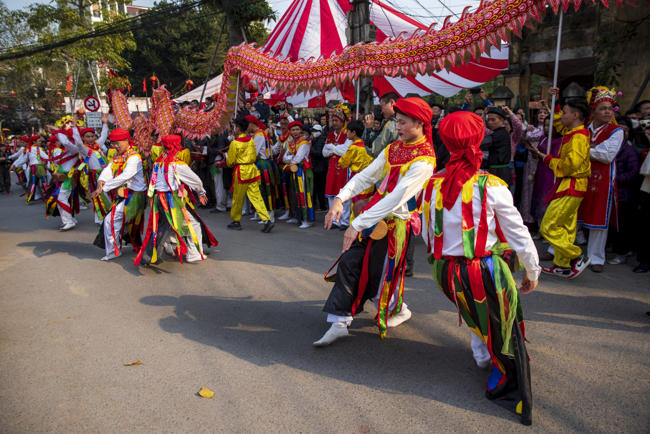 73.Con đĩ đánh bồng – điệu múa cổ đất Thăng Long chỉ của riêng phái mạnh – Nguyễn Anh Tuấn