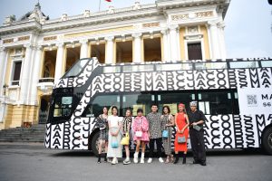 Thăm thú Hà Nội với xe bus “monogram” Marc Jacobs