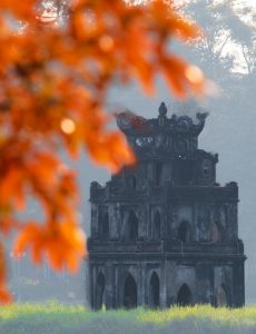 117. Tháp Rùa mùa lá đỏ – Nguyễn Anh Tuấn