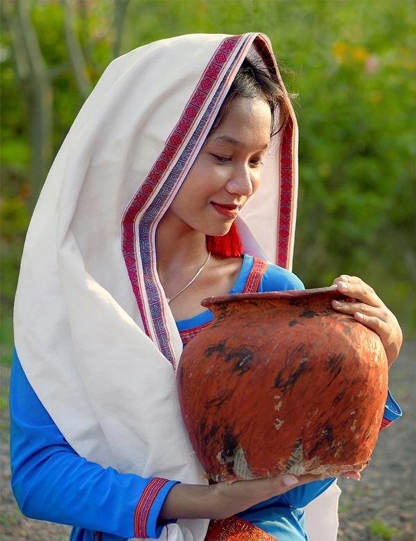 126. Thiếu nữ Chăm-pa – Võ Văn Hoàng