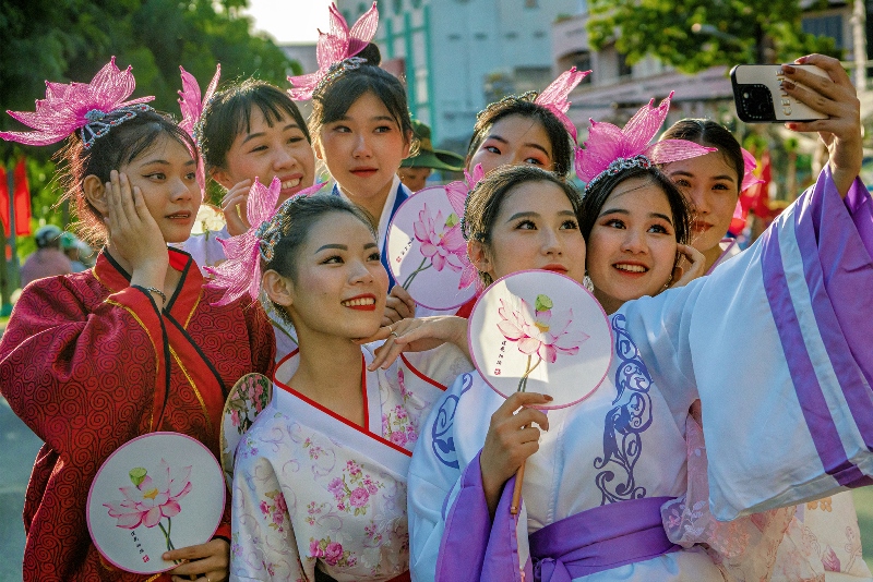136. Di sản văn hóa phi vật thể quốc gia Tết Nguyên Tiêu của đồng bào Hoa – Lê Hoàng Mến