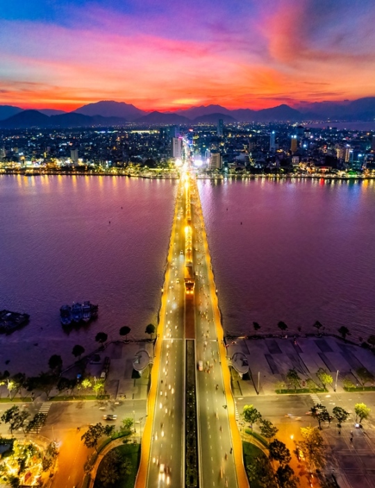 224. Hoàng hôn trên cầu Rồng – Trần Minh Trí