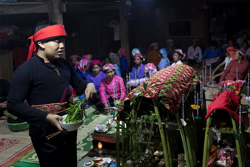 144.Nghi lễ  lễ cầu an giải hạn Then Khoăn của người Tày-Phạm Quốc Dũng