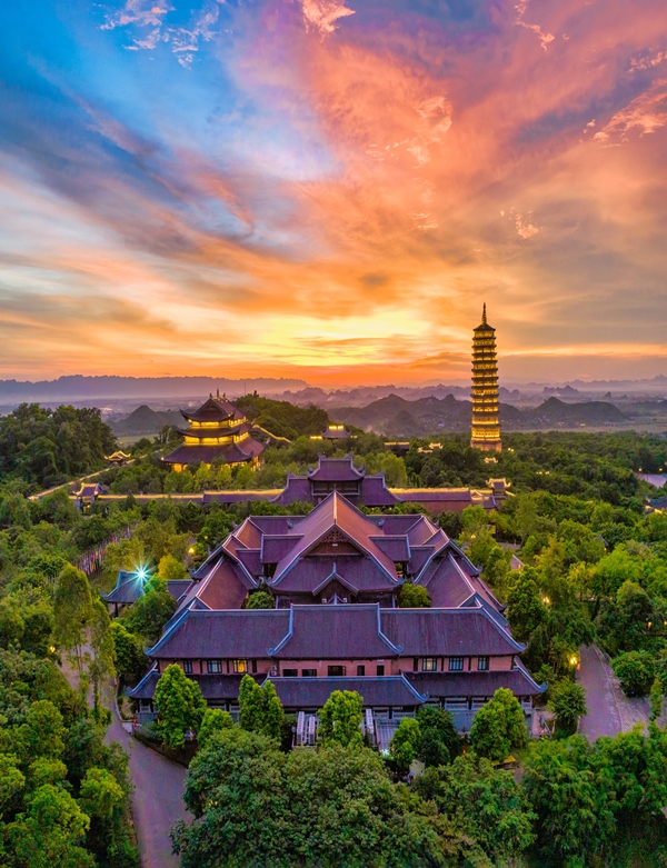 478. Chùa Bái Đính rực sáng về đêm – Vũ Minh Hiển