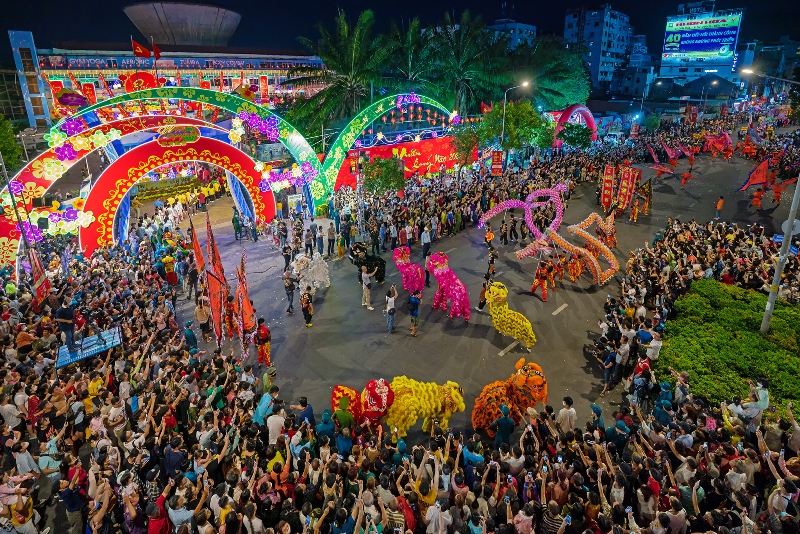 136. Di sản văn hóa phi vật thể quốc gia Tết Nguyên Tiêu của đồng bào Hoa – Lê Hoàng Mến