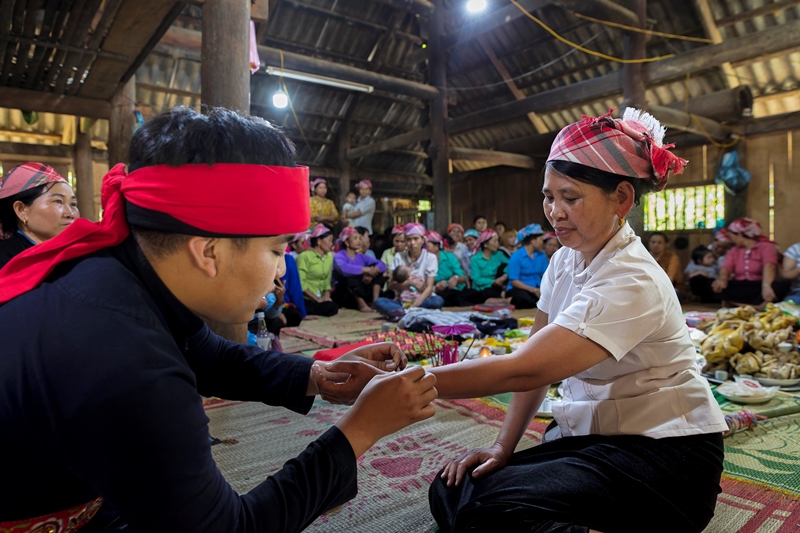 144.Nghi lễ  lễ cầu an giải hạn Then Khoăn của người Tày-Phạm Quốc Dũng