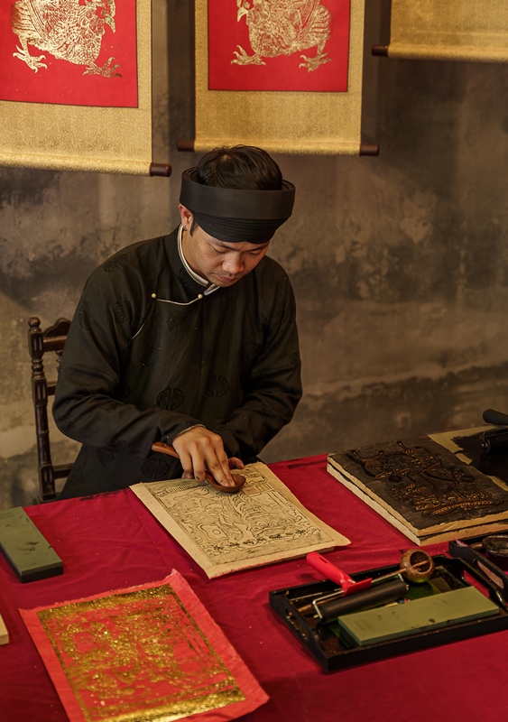 143.Tranh dân gian dát vàng-Bùi Thị Phương Thanh