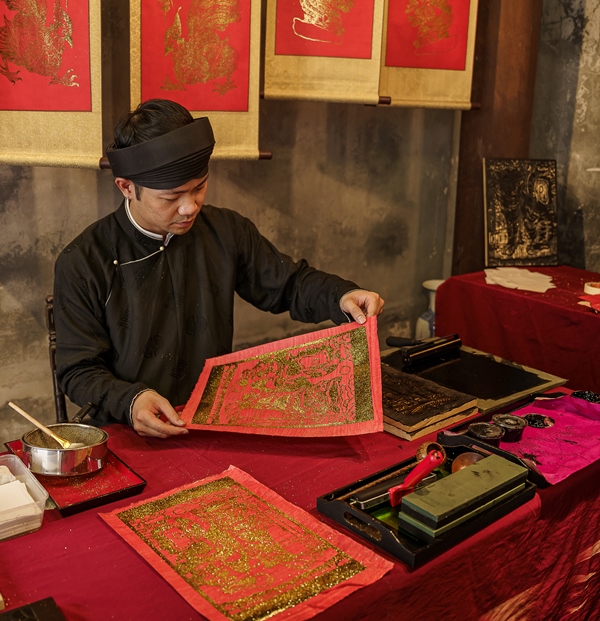 143.Tranh dân gian dát vàng-Bùi Thị Phương Thanh