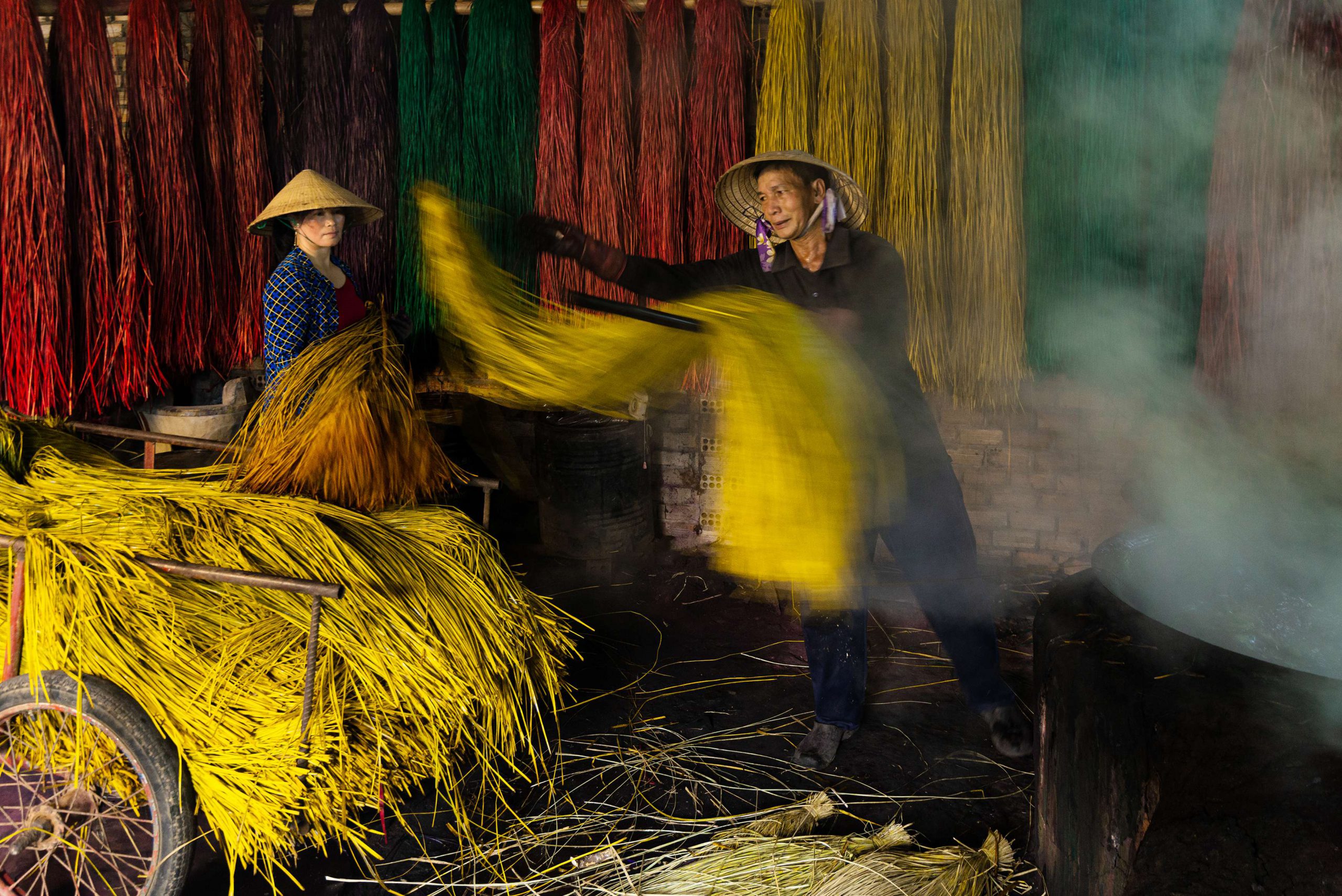 183. Sắc màu nghề làm chiếu cói truyền thống ở Phú Tân (Phú Yên) – Lê Chí Trung