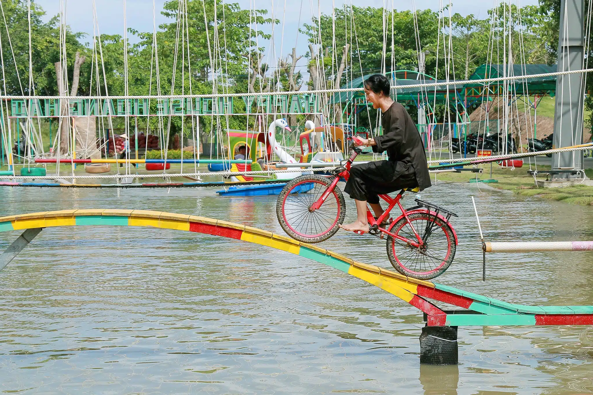 Đạp xe qua cầu khỉ trò chơi mang đậm không khí Tết miền Nam