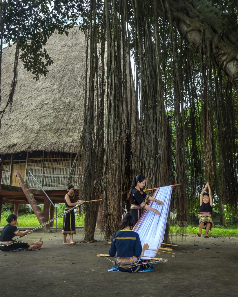 Dệt Thổ Cẩm Của Dân Tộc Ba Na 821x1024