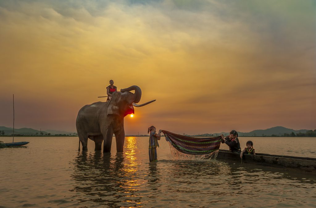 Dưới Ánh Hoàng Hôn 1024x675