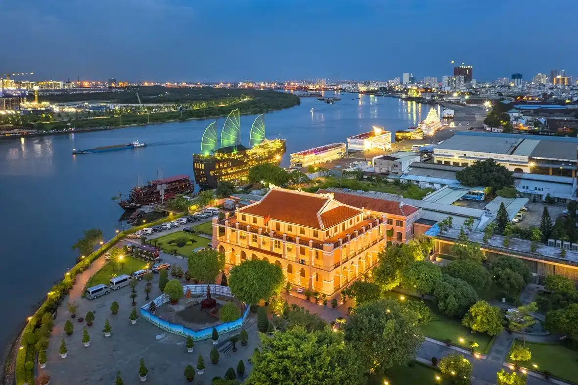Du lịch Việt Nam tham quan Bến Nhà Rồng