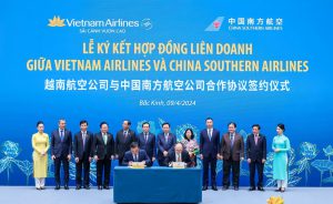 Vietnam Airlines kỷ niệm 30 năm đường bay và chào mừng chuyến bay thứ 100.000 trên đường bay Việt Nam – Trung Quốc