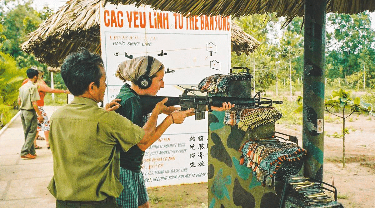 du lịch gần Sài Gòn trải nghiệm bắn súng đạn thật tại Củ Chi
