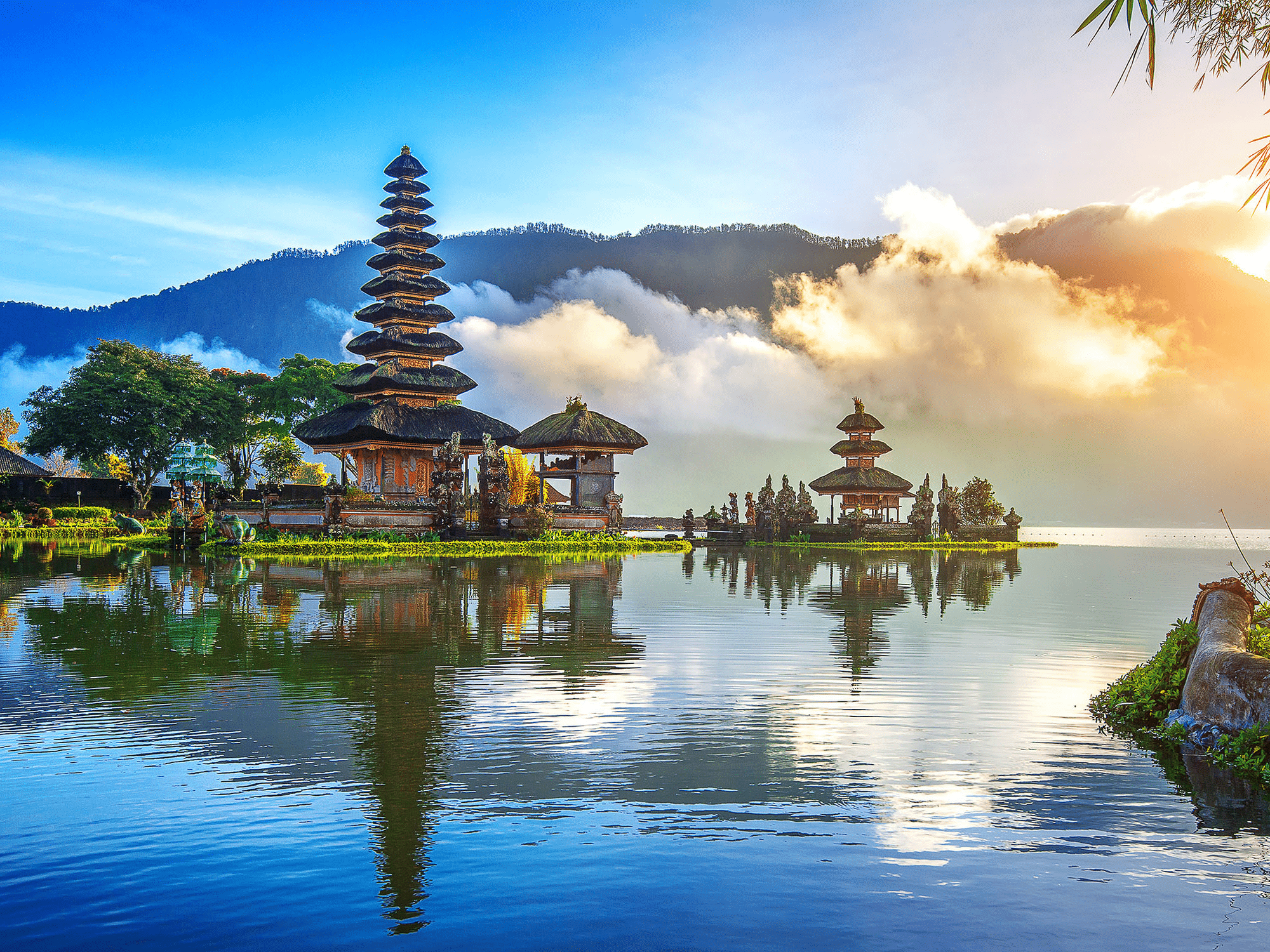 Indonesia nổi tiếng là điểm du lịch Châu Á có nhiều đền thờ đồ sộ