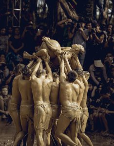 Về làng Vân xem vật cầu bùn