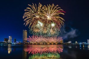 Bay hạng thương gia Vietnam Airlines, nhận vé xem pháo hoa miễn phí