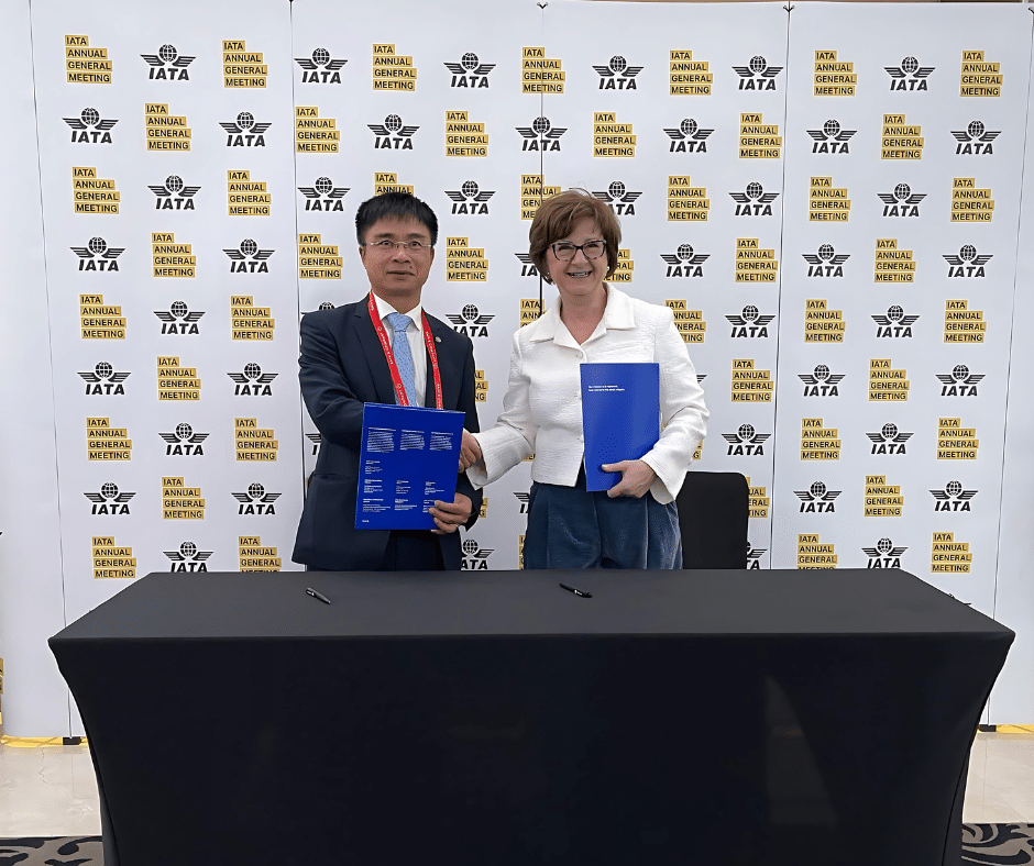 PTGD VNA Nguyễn Chiến Thắng Và Bà Marie Owens Thomsen Dại Diện IATA Trong Buổi Lễ Kí Kết