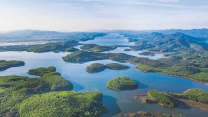 Cho hồ nước đầy là mặt gương soi