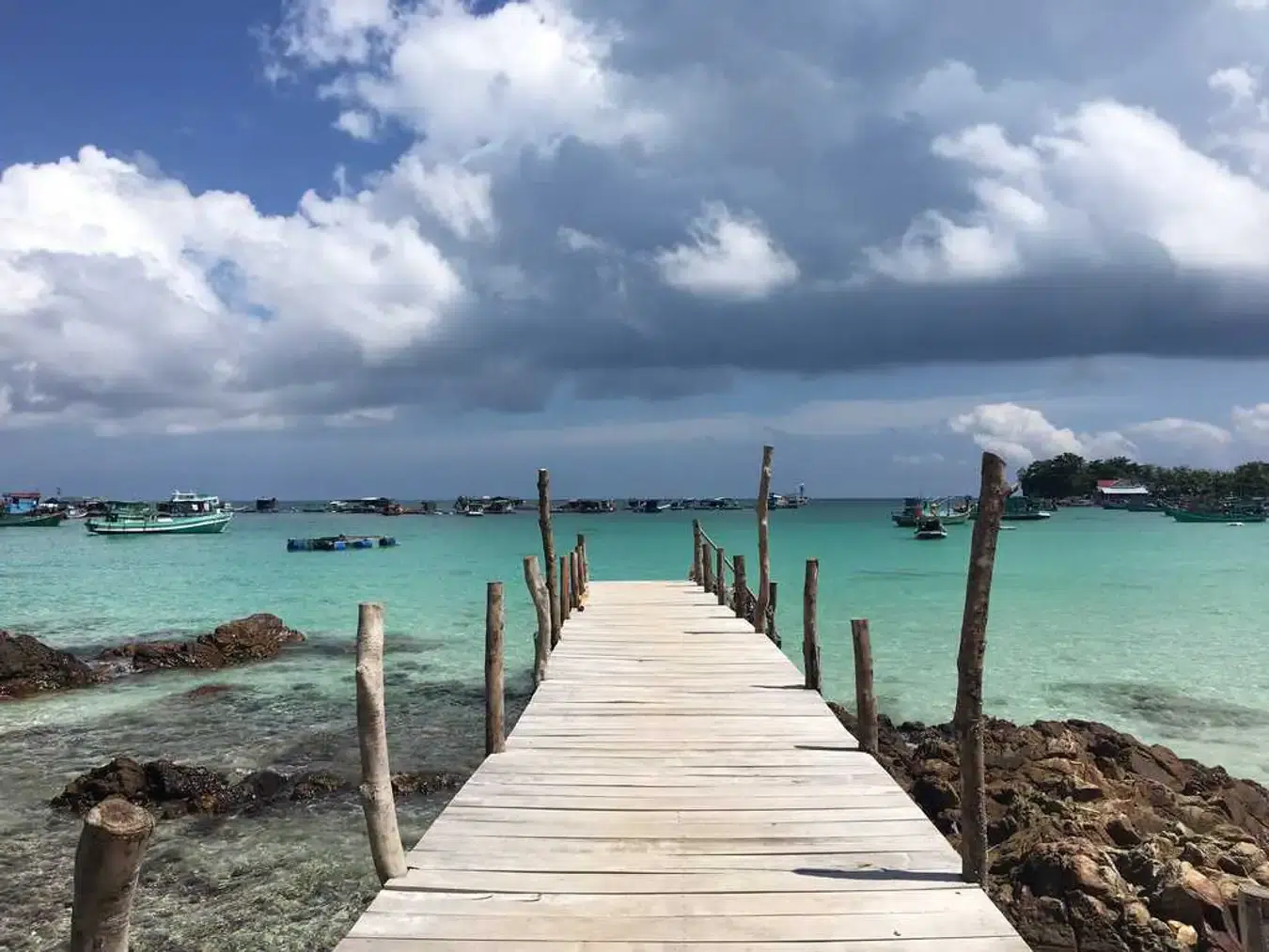 Bãi Chướng tại Hòn Mấu với dòng nước xanh trong (Ảnh: Traveloka)
