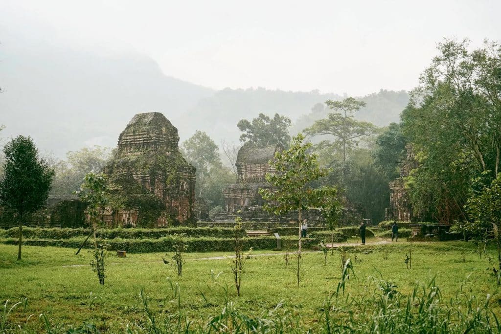 Di sản văn hóa thế giới Mỹ Sơn sở hữu vị trí đặc biệt giữa núi non hùng vĩ