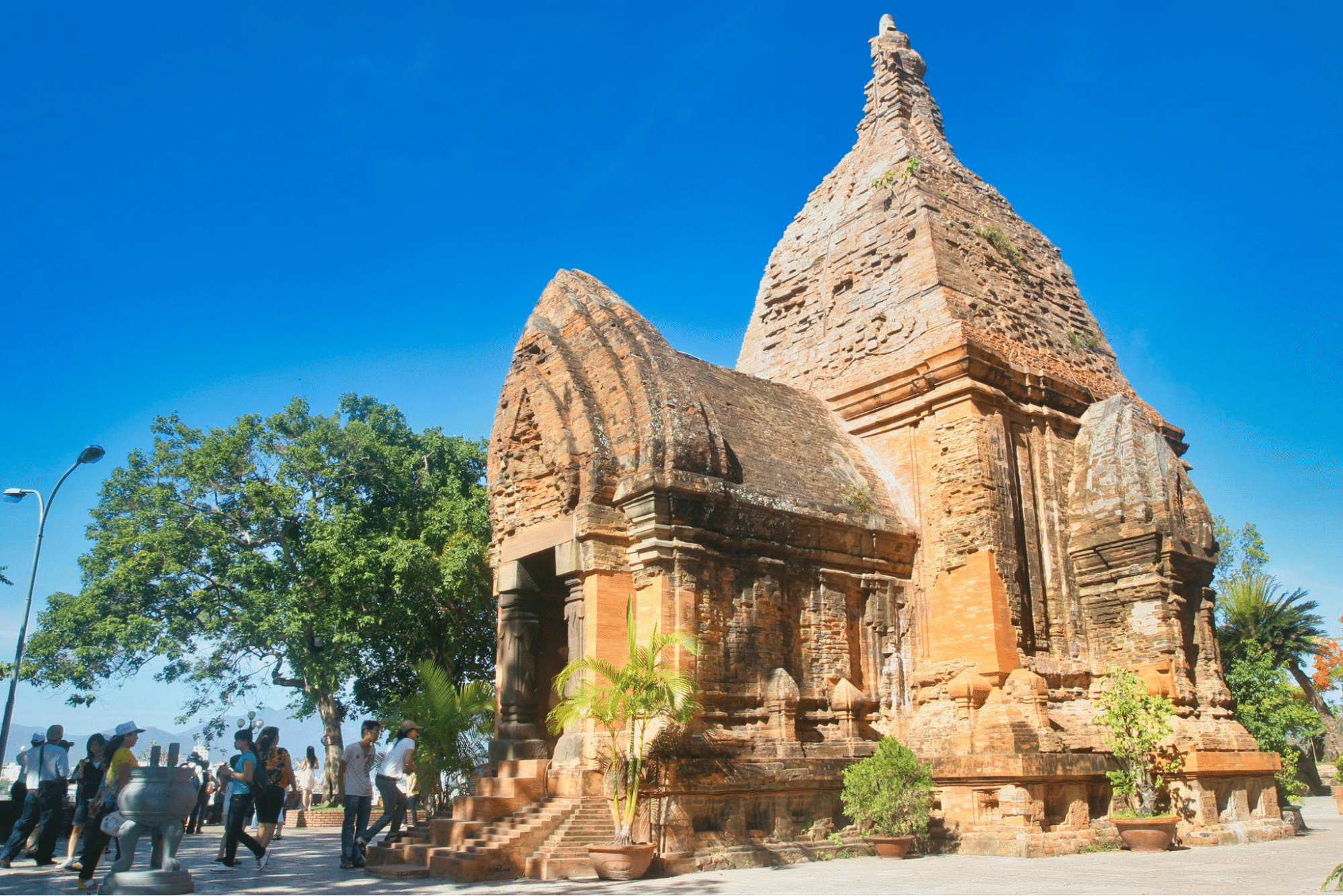 Tháp Ponagar mang đậm phong cách cổ xưa của người Chăm