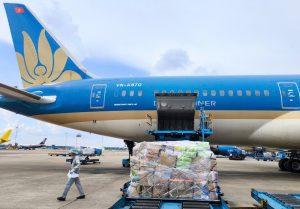 Vietnam Airlines vận chuyển gần 30 tấn hàng cứu trợ  vùng bão lũ miền Bắc sau 2 ngày